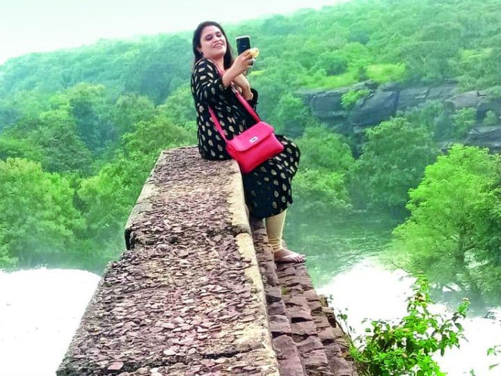 सेल्फी के चक्कर में गई जान, फोटो लेते हुए डैम में गिरी महिला