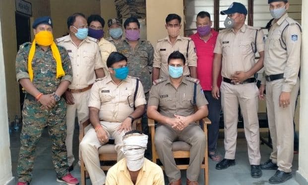 हत्या व लूट की वारदात को अंजाम देने वाला 10 हज़ार का फरारी इनामी बदमाश गिरफ्तार