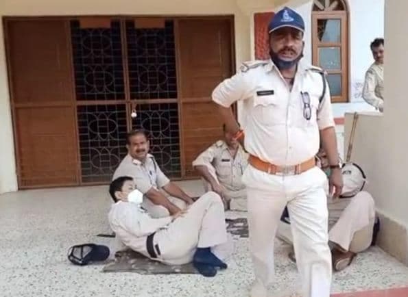 ऑन ड्यूटी पुलिसकर्मी मंदिर में खेलने लगे ताश, दो ASI सहित 5 सस्पेंड