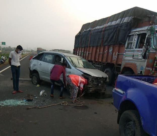 मुंबई से गैंगस्टर को ला रही उप्र पुलिस का वाहन मप्र में पलटा, आरोपी की मौके पर मौत