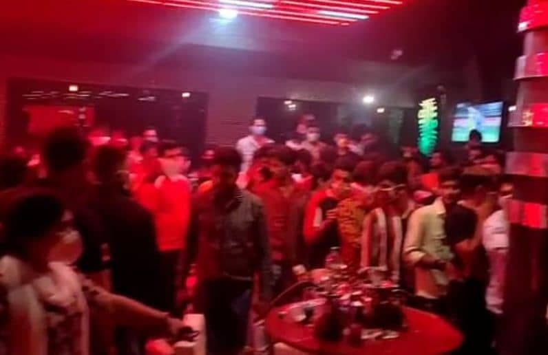 गैंगस्टर की बर्थडे पार्टी पर पुलिस की दबिश से हड़कंप, हथियार सहित धराये बदमाश