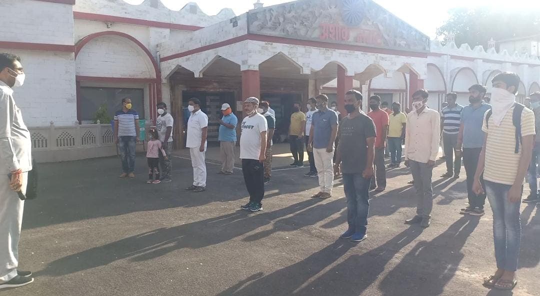 100 फीट ऊंचे तिरंगे के नीचे सामूहिक राष्ट्रगीत एवं राष्ट्रगान का हुआ आयोजन