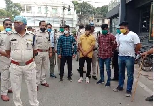 Gwalior : सरेराह मारपीट करने वाले 4 बदमाश गिरफ्तार, पुलिस ने निकाला जुलूस