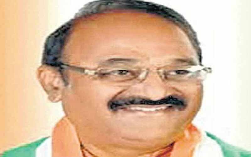 पूर्व विधानसभा अध्यक्ष एनपी प्रजापति का विवादित बयान- पुलिस वाले अपने बाप के भी नहीं होते