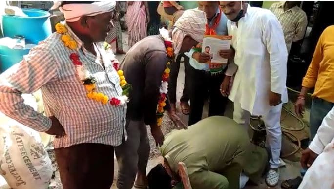 MP उपचुनाव : प्रद्युम्न सिंह तोमर का नया अंदाज, मजदूर के पैरों में रखा सिर, देखें वीडियो