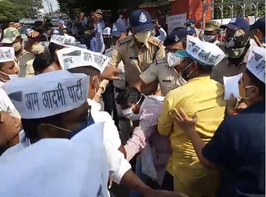 जबलपुर नगर निगम में फैली अनियमितता को लेकर आम आदमी पार्टी का प्रदर्शन