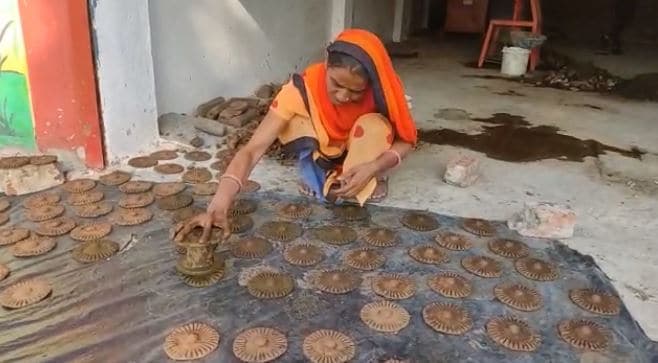 महिलाओं ने ढूंढा रोजगार का नया तरीका, गोबर से बना रही मू्र्तियां और दीपक