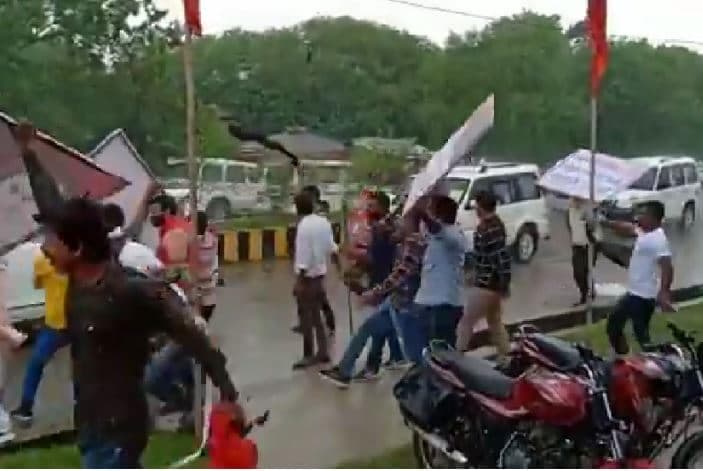 VIDEO : कमलनाथ के काफिले पर पथराव, भड़की कांग्रेस