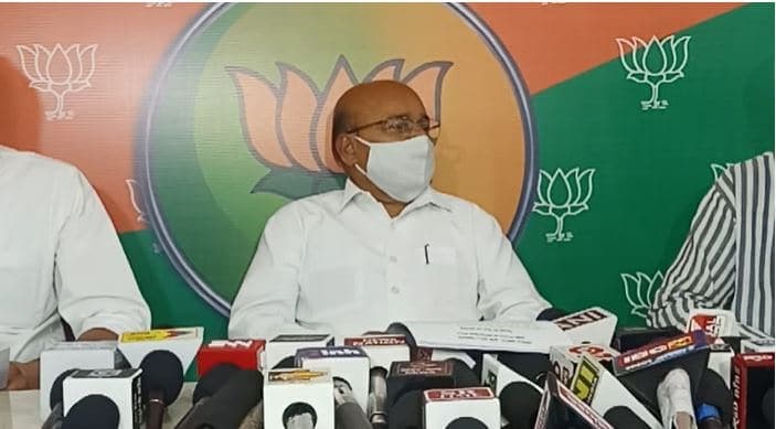 बीजेपी के सबसे बड़े दलित चेहरे और केंद्रीय मंत्री थावरचंद गहलोत हाथरस गैंगरेप पीड़िता पर पूछे सवाल से हुए नाराज