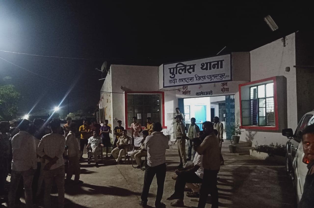 विधायक नीरज दीक्षित की गाड़ी पर पथराव, भाई और बहू बाल बाल बचे