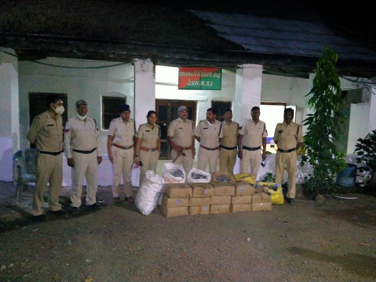 उपचुनाव के पहले खेतो से बरामद हुई तीस पेटी देशी शराब, मामला दर्ज