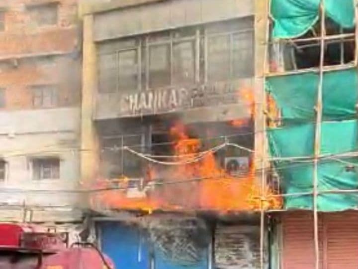 तीन मंजिला ईमारत में स्थित सोया तेल मिल में लगी आग, मुसीबत में फंसी 40 लोगों की जान