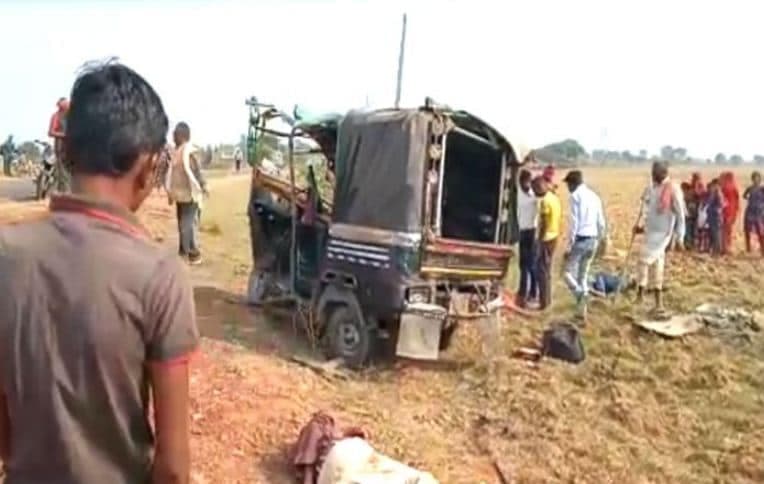 दर्दनाक सड़क हादसा: ऑटो को तेज रफ्तार कार ने मारी टक्कर, चार लोगों की मौत, 5 घायल