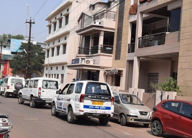 फरार स्कूल संचालक, शिक्षिका पर 3 हजार रुपए का इनाम, पुलिस पहुंची घर