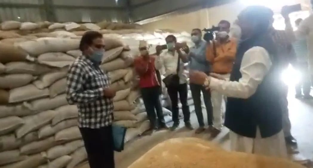 घटिया खाद्यान्न सामग्री आने की सूचना पर विधायक द्वारा औचक निरीक्षण
