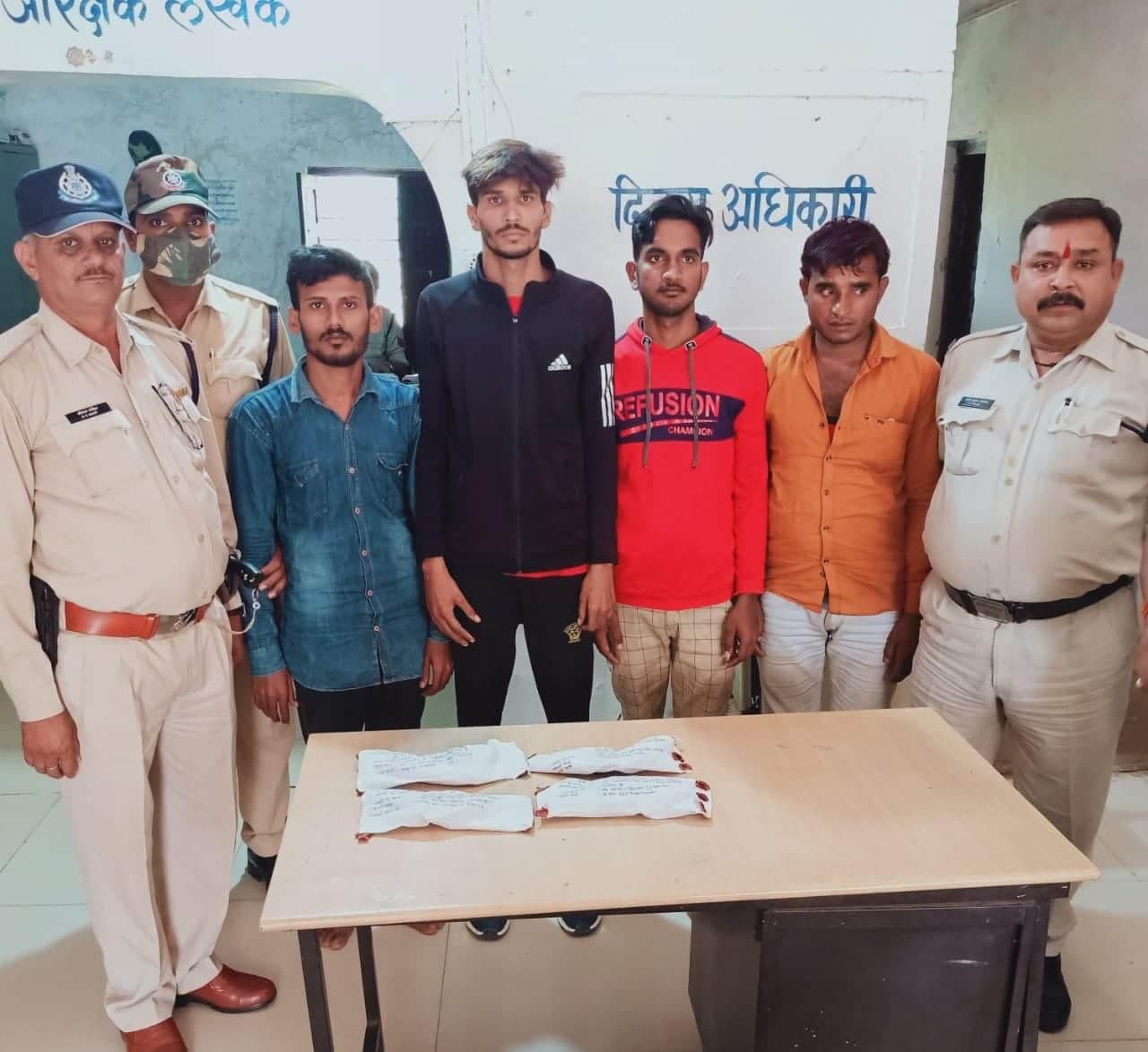 हथियारों के साथ 4 आरोपी गिरफ्तार, पुलिस ने जेल भेजा