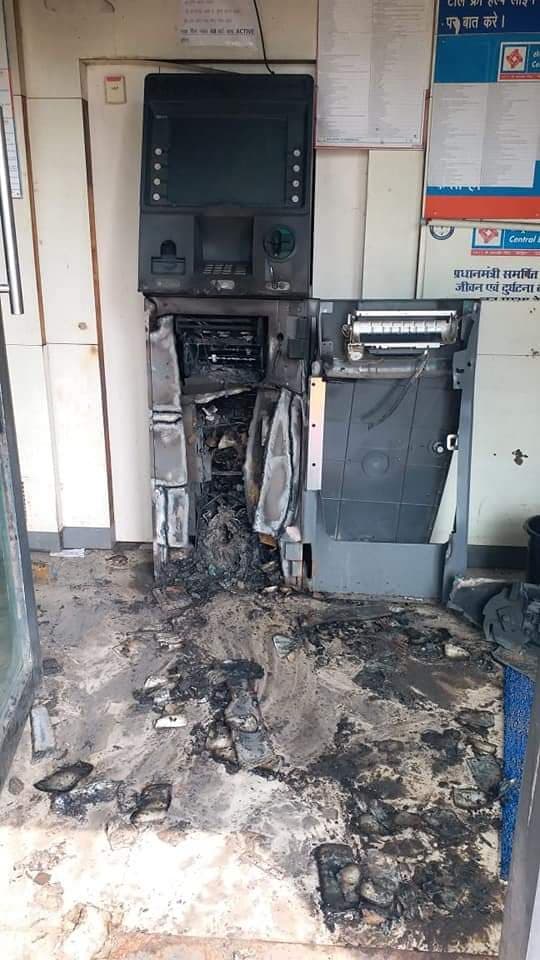 बेख़ौफ़ चौर: ATM मशीन को गैस कटर से काटकर चोरी का प्रयास,चिंगारी से जले नोट