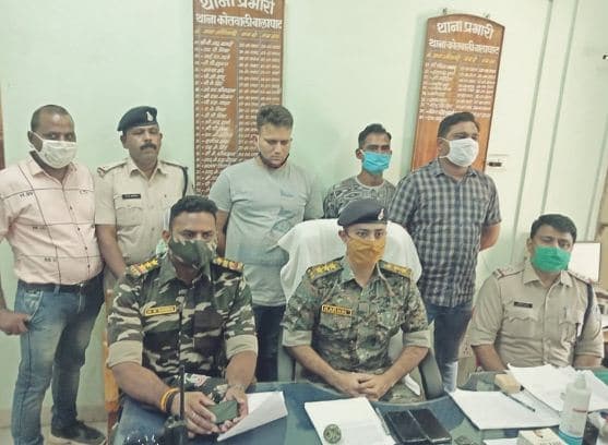 महिला ग्राहक के आपत्तिजनक फोटोज और विडियो को वायरल करने के नाम पर ब्लैकमेलिंग