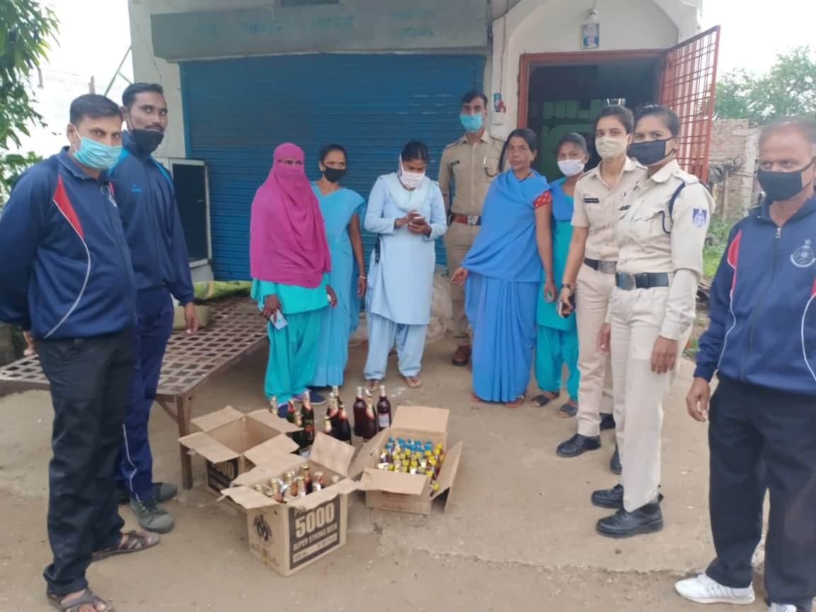 बैतूल में ब्लू गैंग के निशाने पर शराब के अवैध अड्डे, 27 लीटर शराब पकड़ी