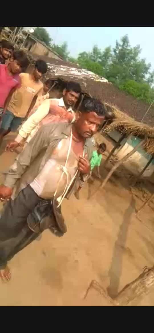 ग्रामीणों ने अनाज व्यापारी को जूतें की माला पहना कर गांव में घुमाया, यह थी वजह