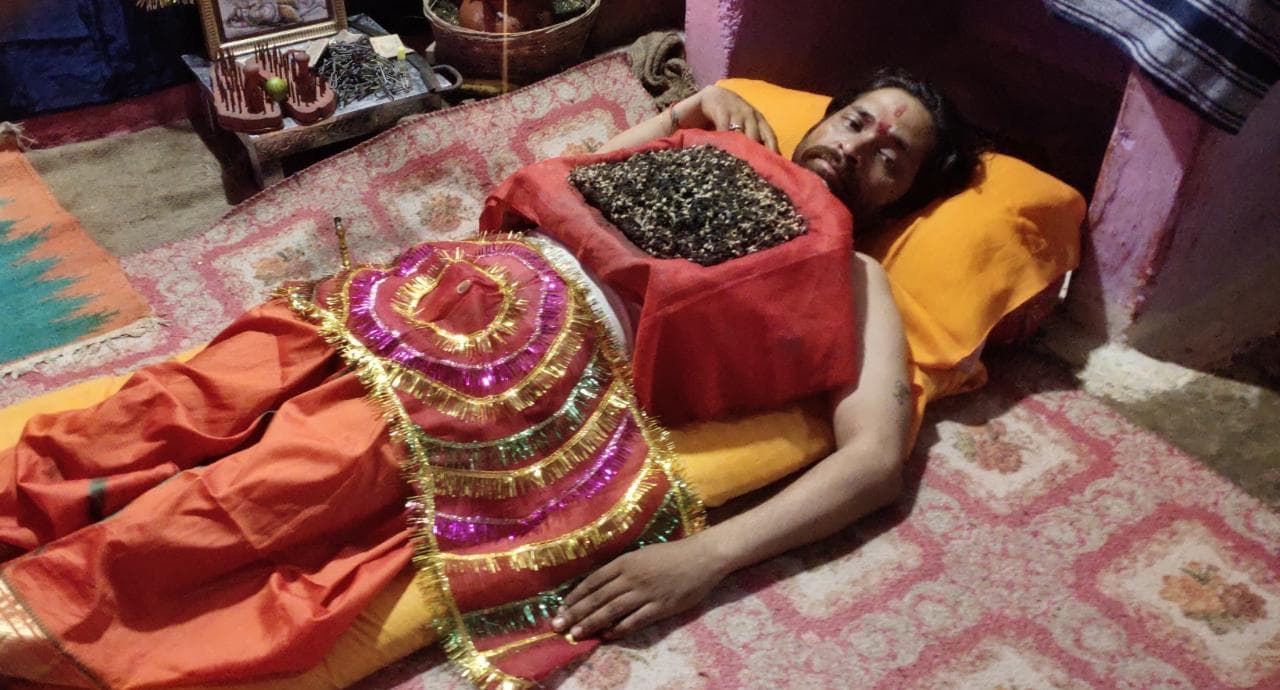 कोरोना को खत्म करने के लिए माता का एक भक्त कर रहा कड़ी तपस्या, दो चम्मच लेता है जल