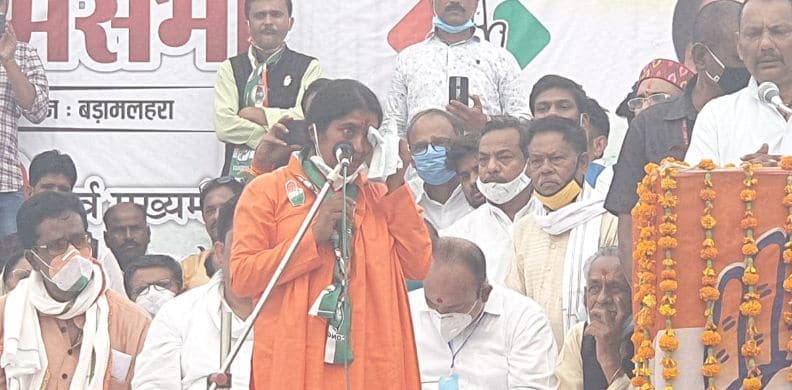 बड़ामलहरा के रण में हुईं बड़ी सभाएं, मंच पर क्यों रो पड़ी कांग्रेस प्रत्याशी राम सिया भारती