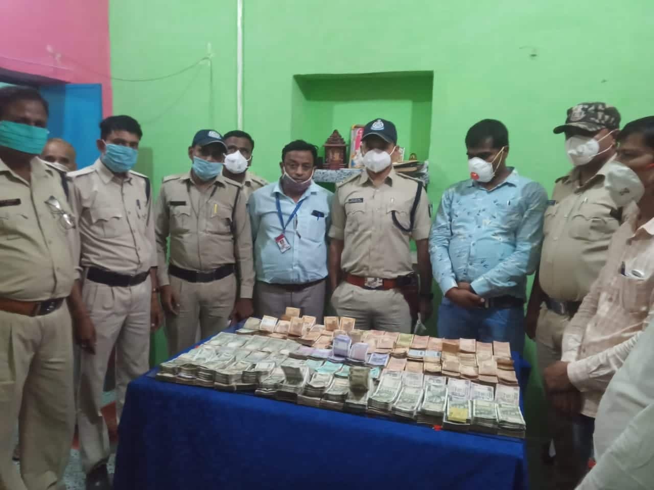 चेकिंग के दौरान पुलिस ने पकड़े 14 लाख 68 हजार रुपए, आयकर विभाग को दी सूचना