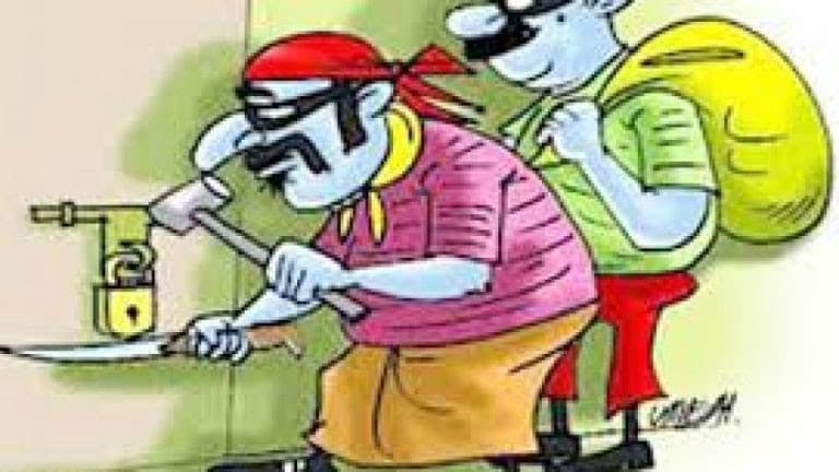 शराब की लत ने पहुँचाया हवालात, शराब दुकान का ताला तोड़ने से पहले पुलिस ने पकड़ा