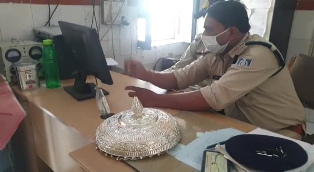 नवरात्रि शुरू होते ही चोर गिरोह सक्रिय, दर्शन के बहाने चुराया चांदी का छत्र