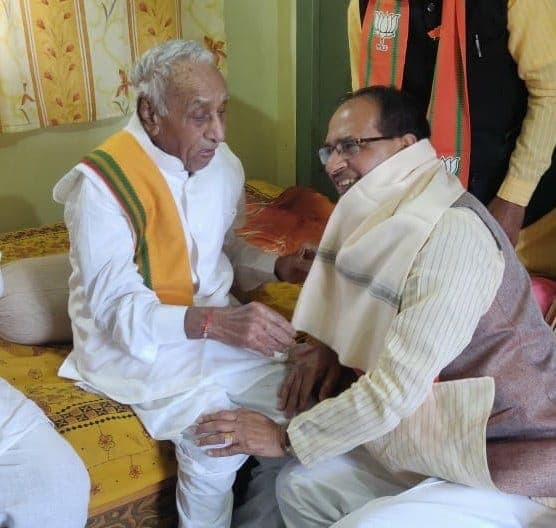 MP उपचुनाव : पाटीदार वोटरों को साधने की तैयारी, पूर्व MLA के सामने CM शिवराज ने जोड़े हाथ