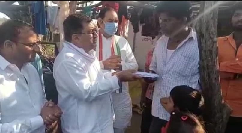 सिंधिया की सभा में किसान की मौत मामले में तेज हुई राजनीति, मृतक के घर कांग्रेस ने पहुंचाई सहायता राशि