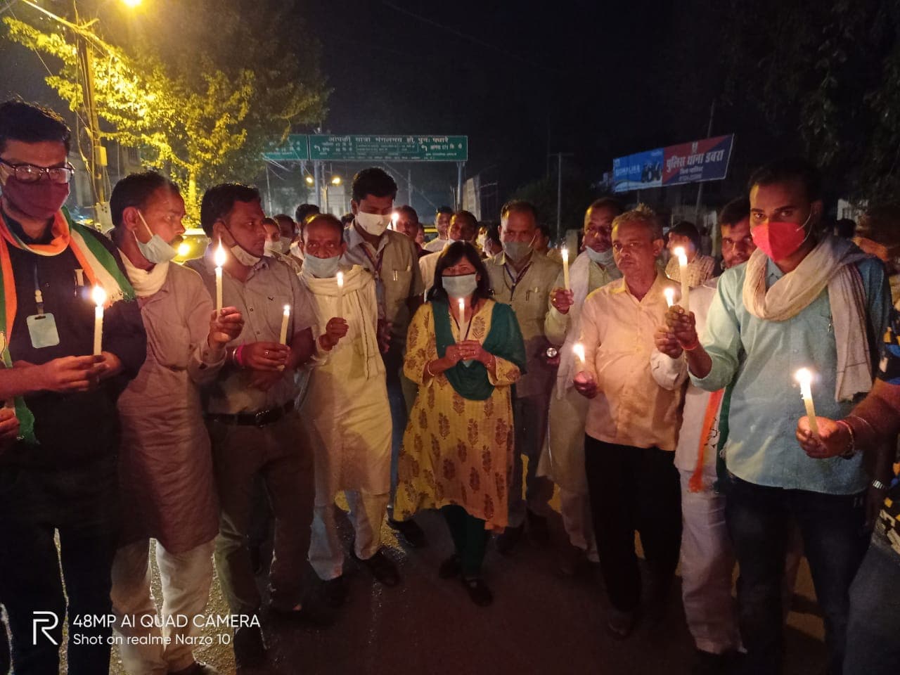 किसान की मौत पर कांग्रेसियों ने निकाला कैंडल मार्च, भाजपा के मौन व्रत को बताया दिखावा