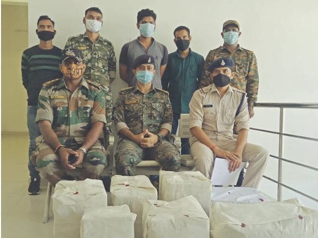 नशीले कफ सिरप के साथ दो एमआर गिरफ्तार, 2 लाख से ज्यादा की 14 सौ बॉटल बरामद