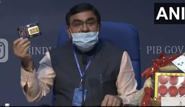 राष्ट्रीय कामधेनु आयोग ने लॉन्च की गाय के गोबर से बनी चिप, कहा- इससे होगा मोबाइल रेडिएशन कम