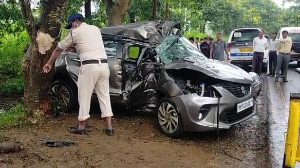 तेज रफ्तार कार पेड़ से टकराई, एक की मौत, एक गंभीर रूप से घायल