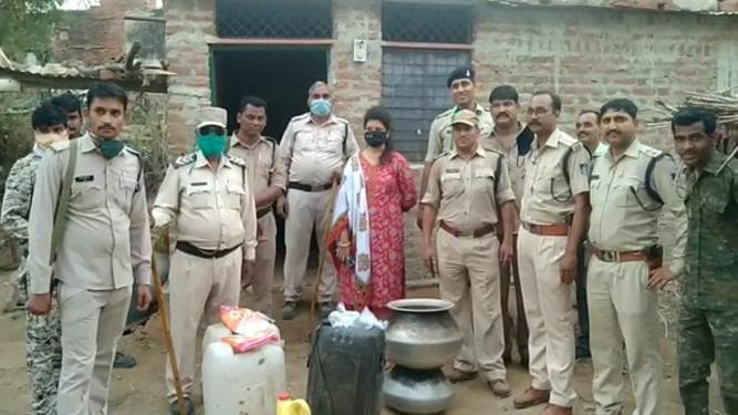 आबकारी ने की साढ़े चार लाख रुपये की कच्ची शराब नष्ट, उपचुनाव से पहले सक्रिय विभाग