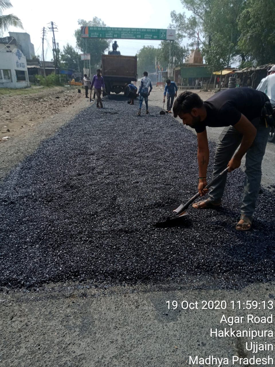 आगर रोड पर सड़क निर्माण कार्य प्रारंभ, लंबे समय से खराब सड़क से परेशान थे लोग