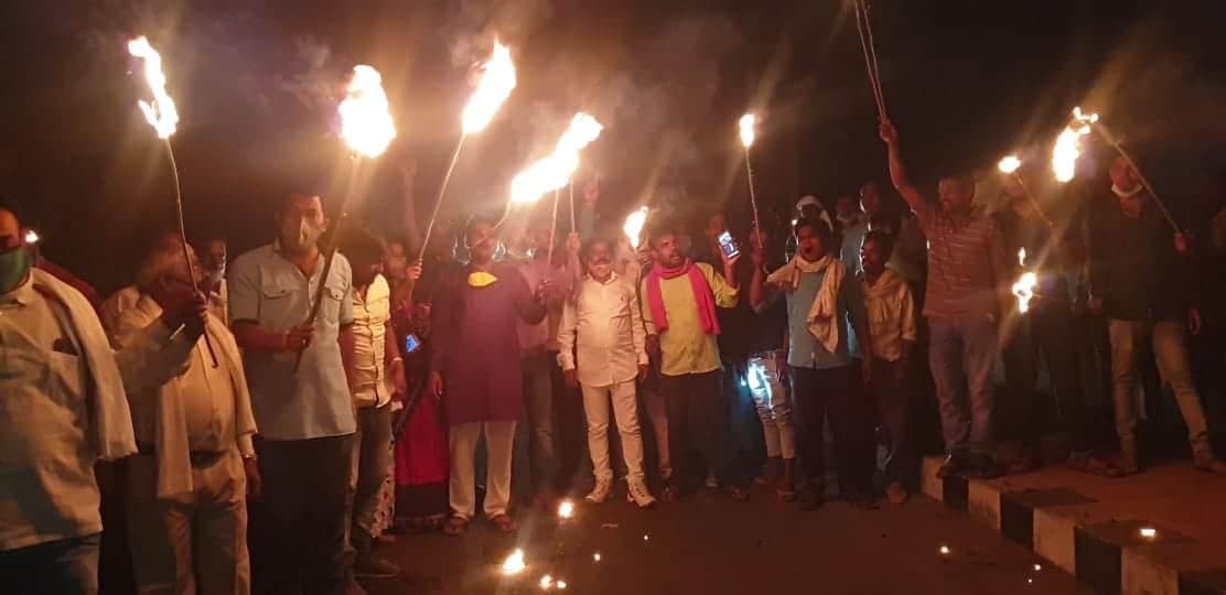 कांग्रेस ने निकाला मशाल जुलूस, बिजली की समस्या को लेकर प्रदर्शन