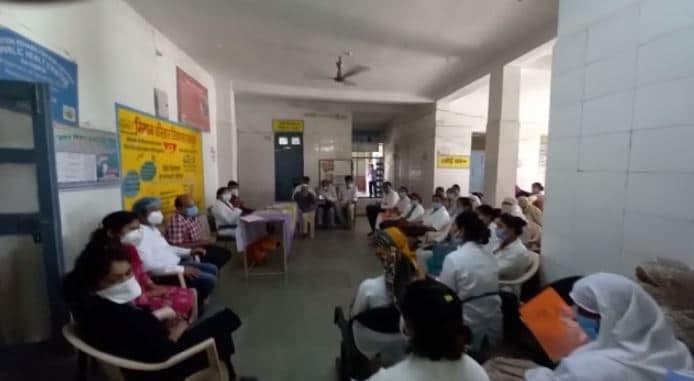 दमोह – स्वास्थ्य केंद्र में होती रही मीटिंग, जमीन पर हुआ मरीज का इलाज, वीडियो वायरल