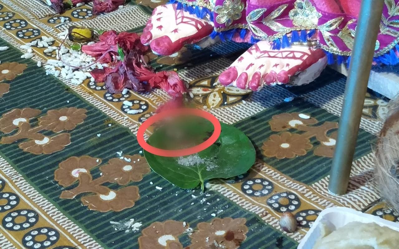 दुर्गा पंडाल में पूजा करने पहुंची महिला ने अपनी जीभ काटकर माता को भेंट की