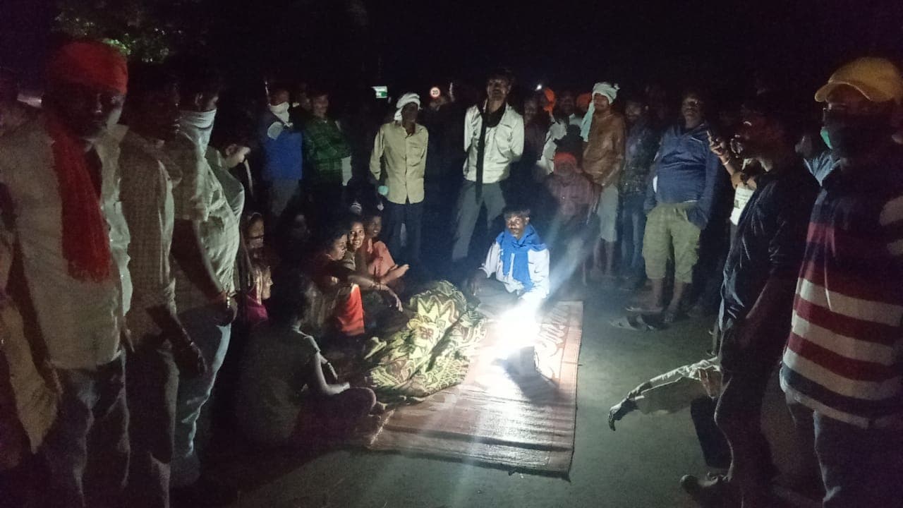 हमले के बाद मृत युवक का शव रखकर लोगों ने किया प्रदर्शन, कार्रवाई की मांग