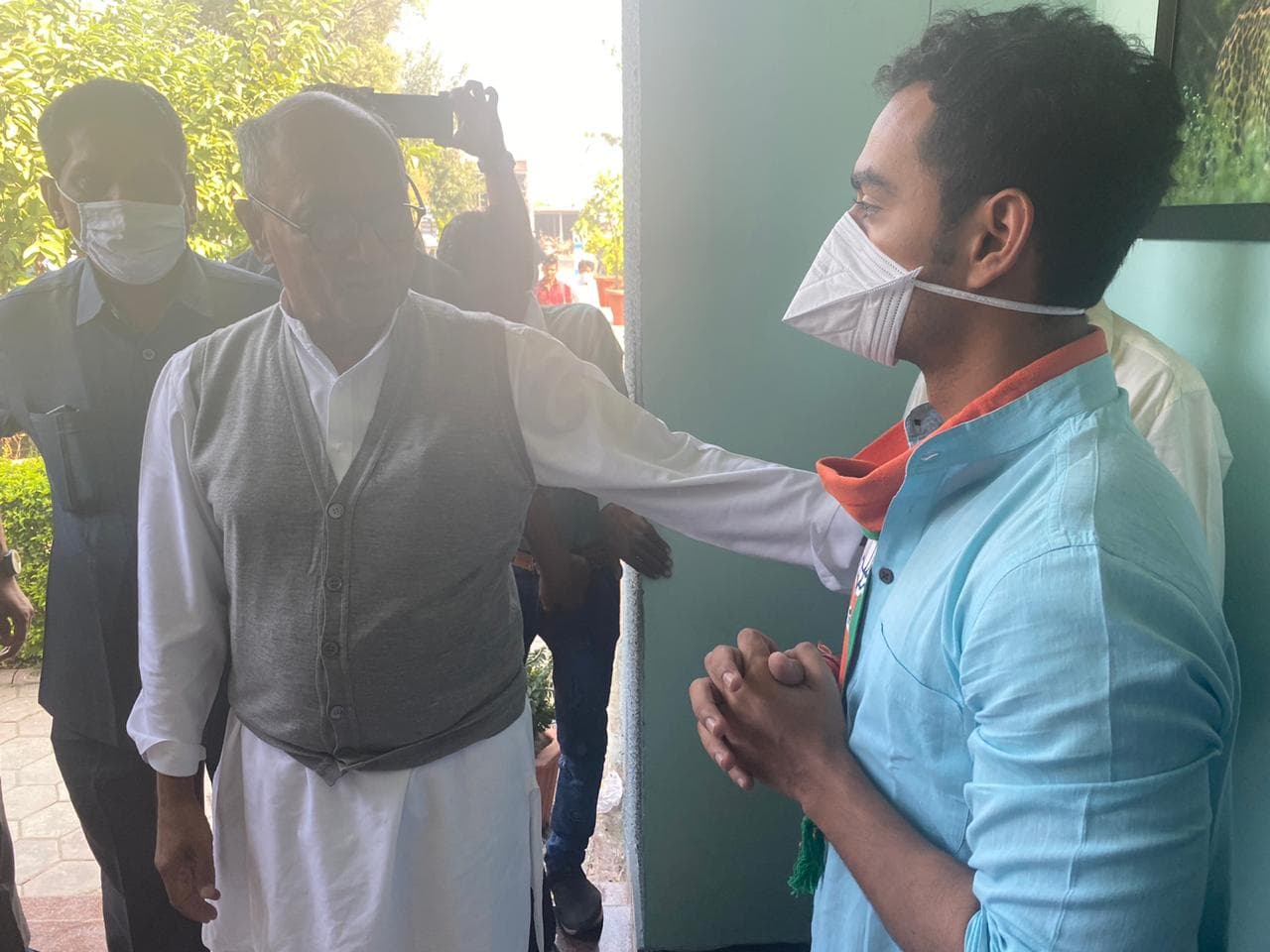 सीएम शिवराज के बेटे कार्तिकेय ने लिया दिग्विजय का आर्शीवाद, सुर्खियां बटोर रहा ये दिलचस्प नजारा