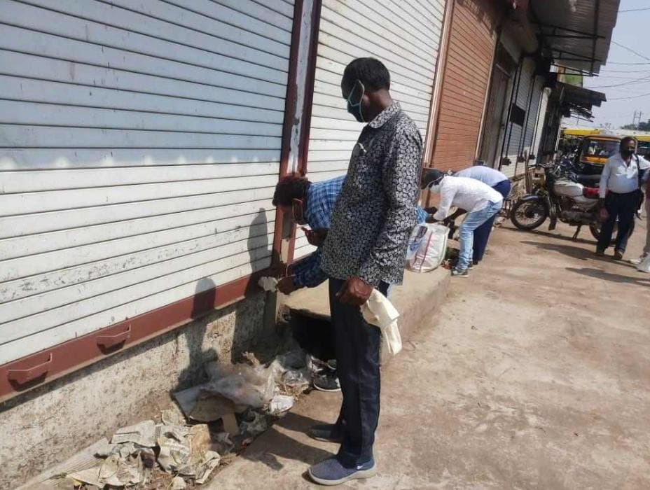 दुकानों के दस्तावेज नहीं दिखाने पर प्रशासन ने सील की 16 दुकानें