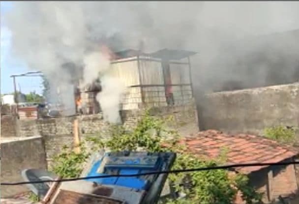 एलमुनियम कारखाने में अचानक लगी आग, लाखो के नुकसान की संभावना