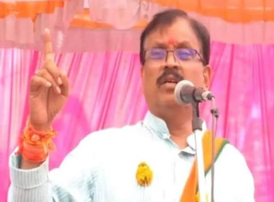 सत्ता आते ही बदल गए सांसद के सुर, गांव में लोगों को डपटा, वीडियो वायरल