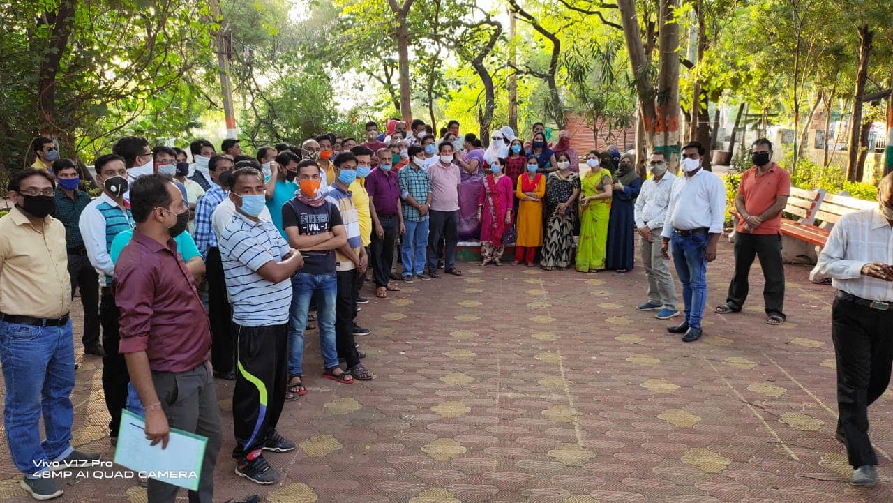 स्कूलों की मनमानी और प्रशासन की चुप्पी के कारण अभिभावक हो रहे परेशान