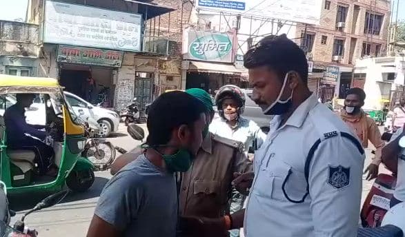 रॉन्ग साइड जा रहे युवक को ट्रैफ़िक पुलिस के ASI ने पीटा, वीडियो वायरल, सस्पेंड
