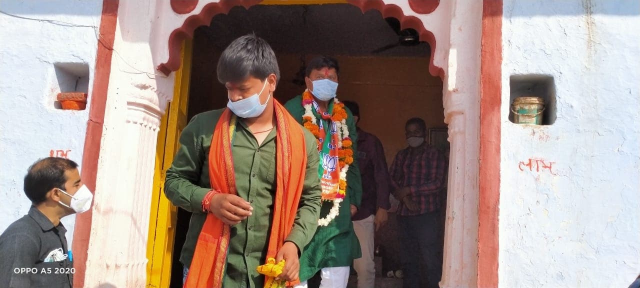 मंत्री के बाद बेटे का भी जनसंपर्क में अलग अंदाज, मुँह पर मास्क साथ सेनेटाइजर