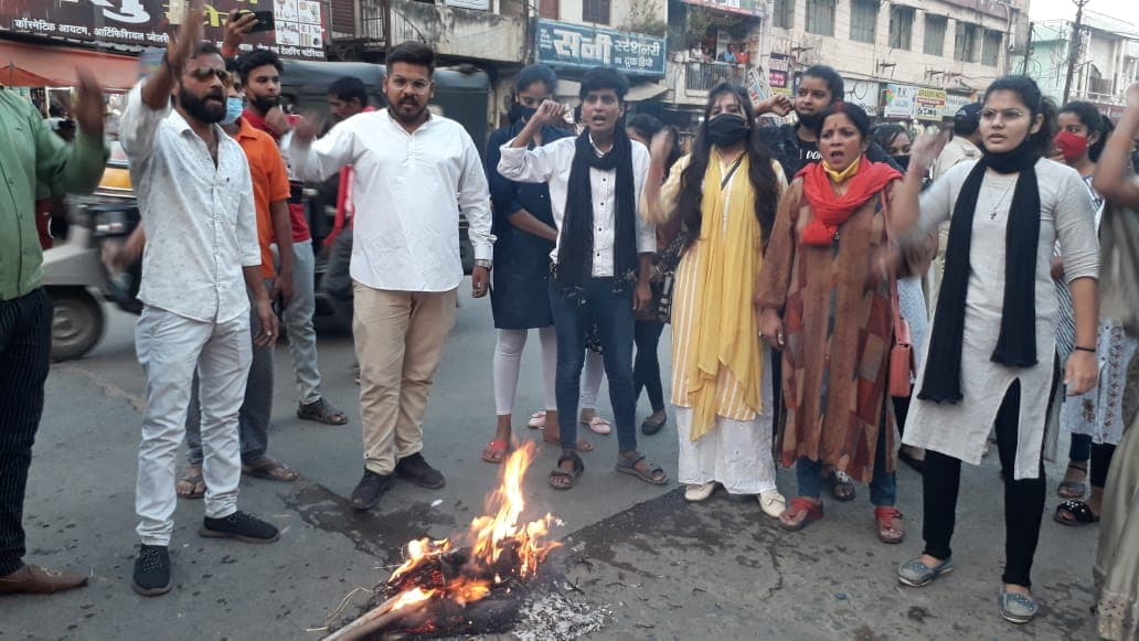 #justice4Nikita- लव जिहाद के आरोपी तौफीक खान का जलाया गया पुतला, लगाए गए नारे