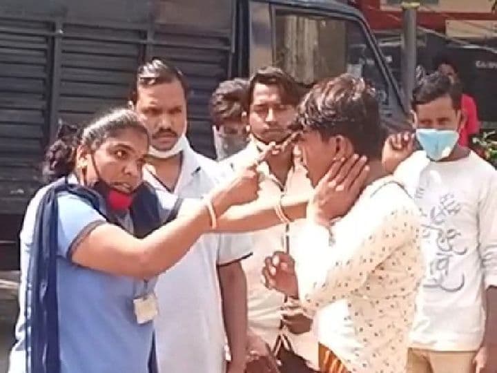 अरे ये क्या.. महिला गार्ड बेफिजूल बन गई हीरो, बिना अधिकार के जड़ा युवक पर तमाचा
